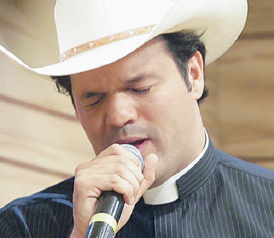 Padre sertanejo neste sábado em Santa Teresa