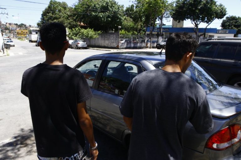 Motoqueiros roubam 2 carros em 5 minutos