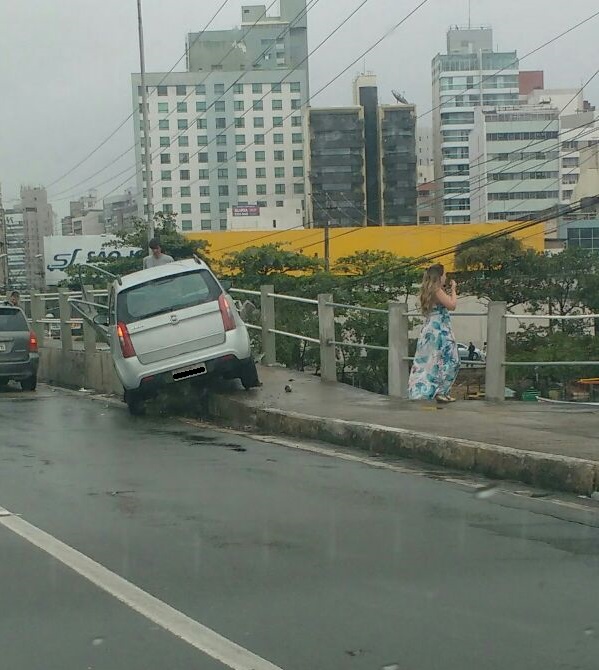 Carro invade passarela para pedestres da Ponte de Camburi