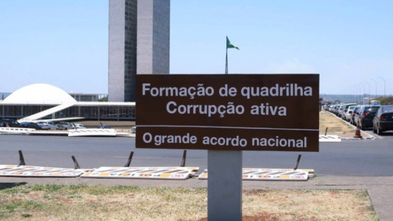 Placa em frente ao Congresso recebe adesivo