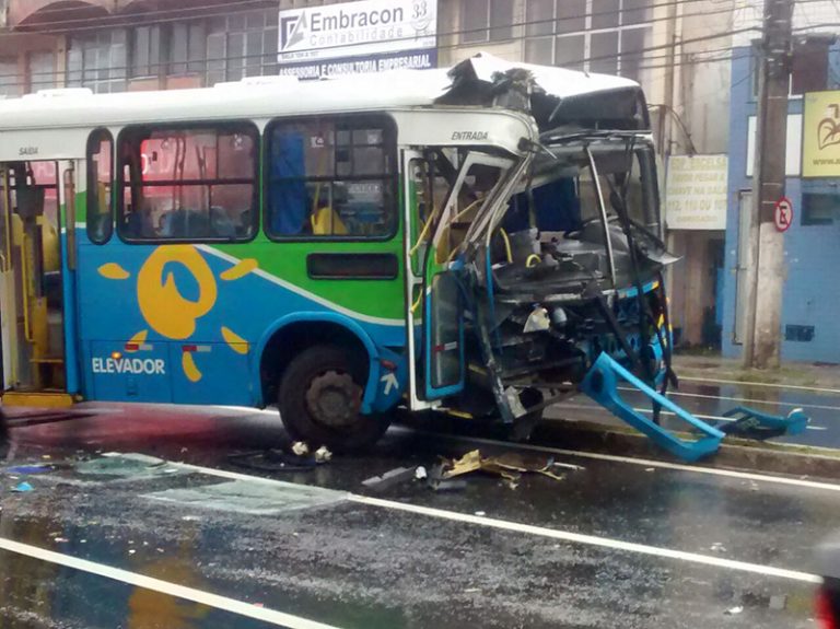 Ônibus fica destruído após batida em Vila Velha