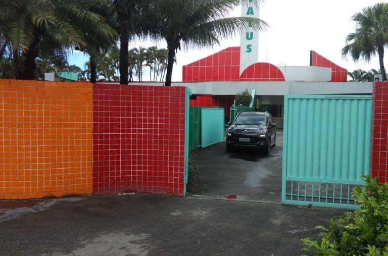 Pais de criança morta em piscina de motel são levados para delegacia