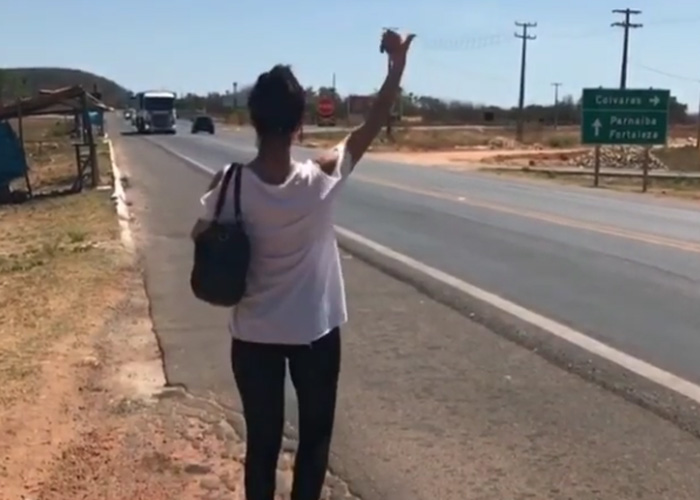 Ônibus de Paula Fernandes quebra e cantora fica na estrada