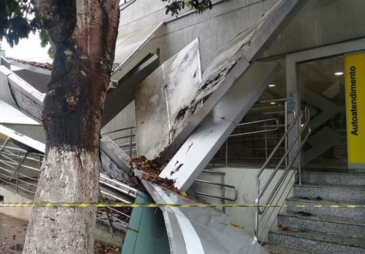 Marquise de banco desaba após noite chuvosa