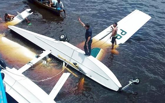 Avião do Greenpeace cai no Amazonas e deixa ao menos um morto