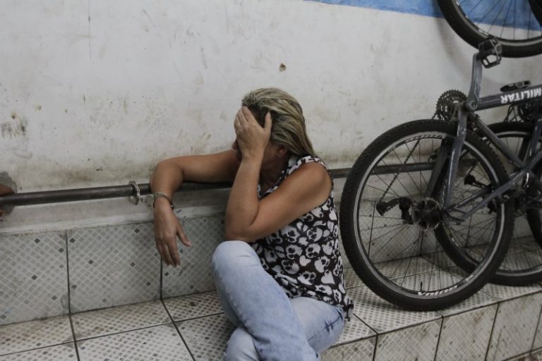 Golpista é detida por vítima enquanto tentava comprar celular com documentos falsos