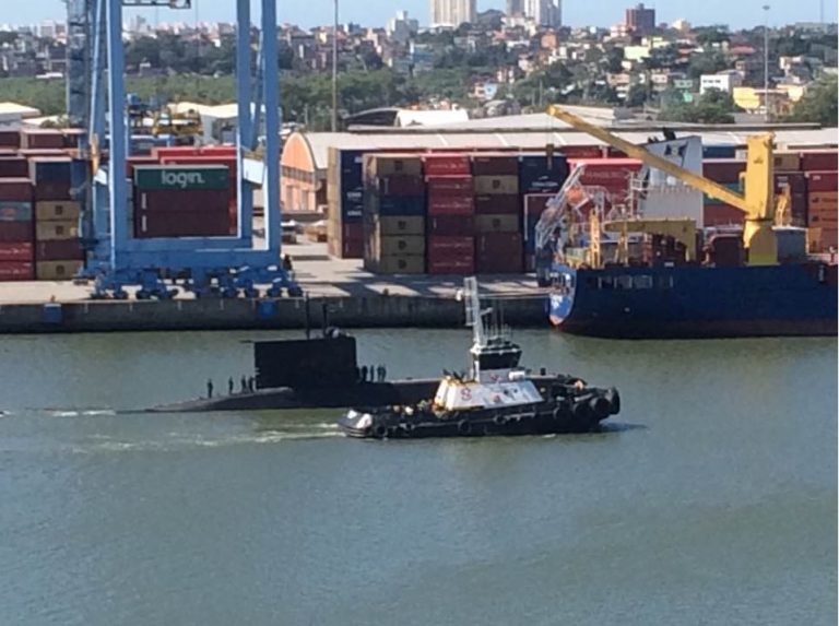 Internauta registra submarino na Baía de Vitória