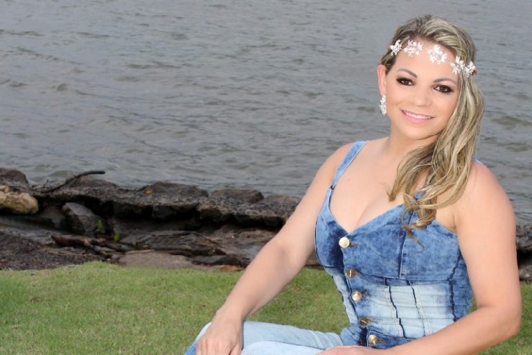 Mulher descobre traição, termina noivado e se casa sozinha em Vila Velha