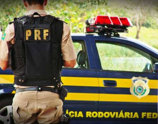 Adolescente é presa com mala cheia de maconha dentro de ônibus na BR-101