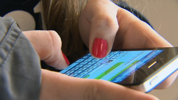 Casal briga por causa de mensagem no celular e marido leva facada de padrasto