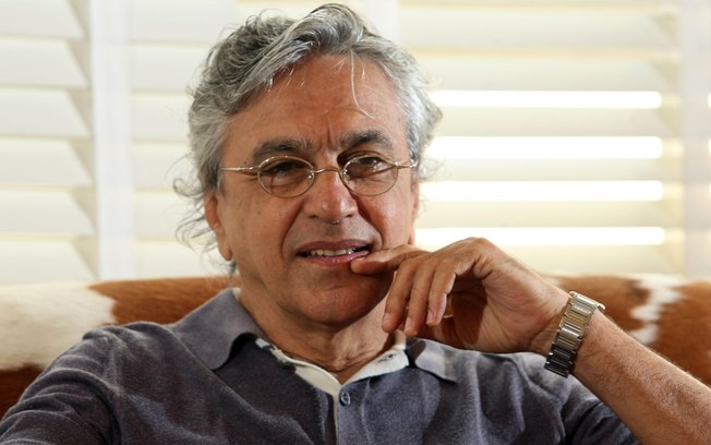 Chamado de pedófilo, Caetano Veloso processa MBL e Alexandre Frota