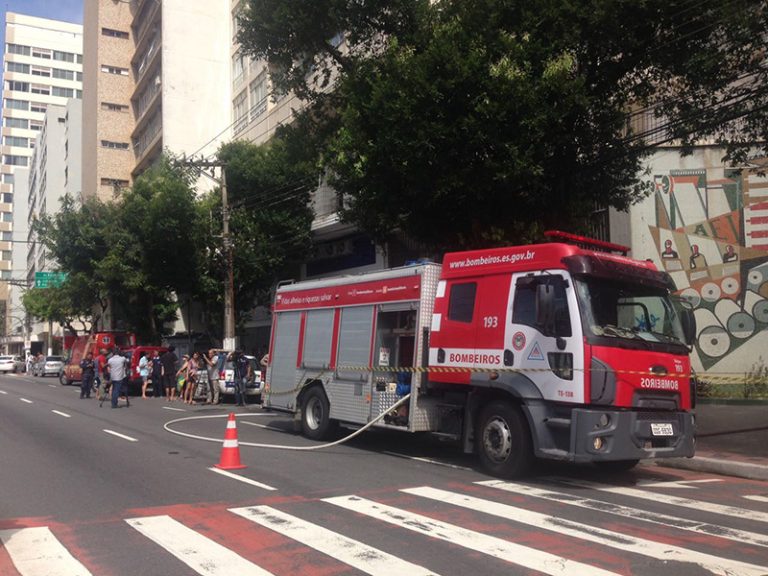 Prédio é evacuado após apartamento pegar fogo em Vitória