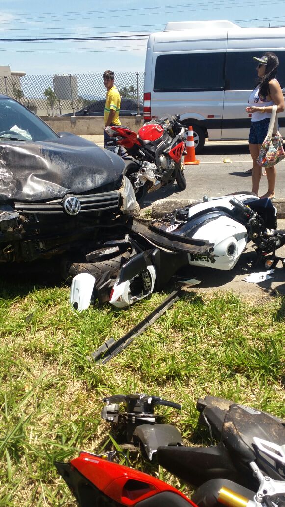 Carro atinge três motos na Rodovia do Sol
