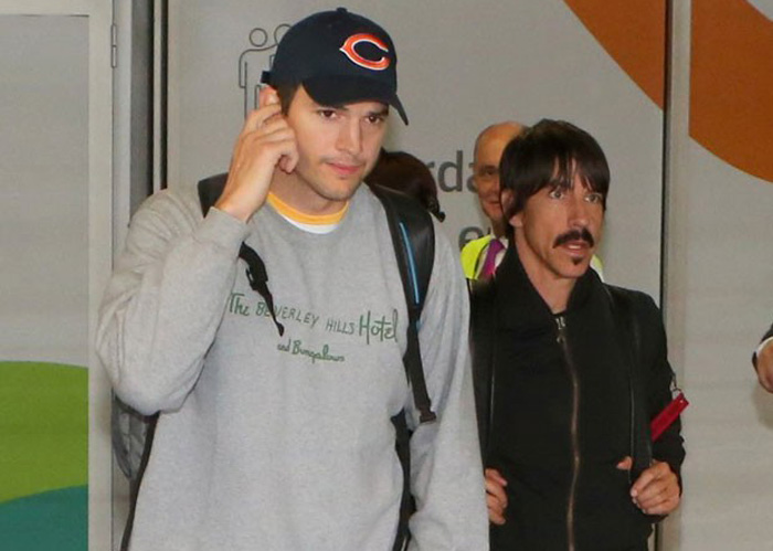 Ashton Kutcher, Anthony Kiedis e mais famosos chegam ao Brasil para casamento