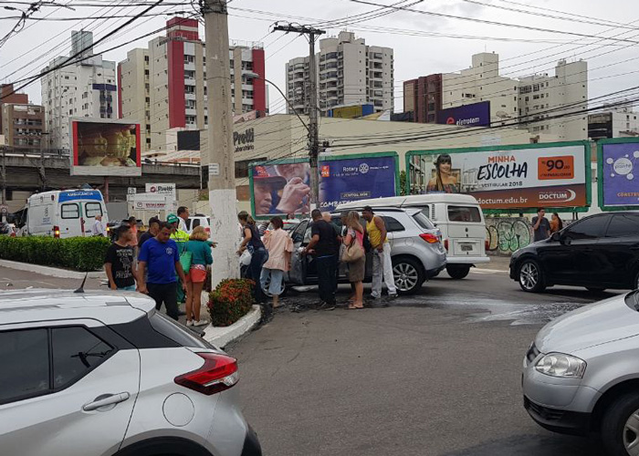 Acidente deixa o trânsito lento no Centro de Vila Velha