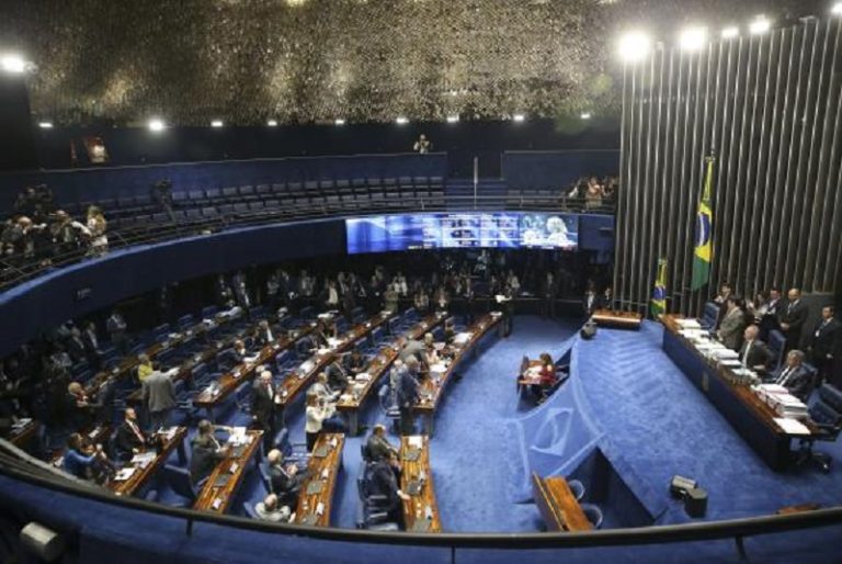 Proposta que aplica exigências de táxis ao Uber avança no Senado