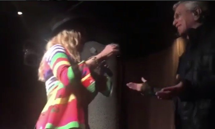 Madonna se ajoelha para Caetano Veloso e se declara: ‘Eu te amo’