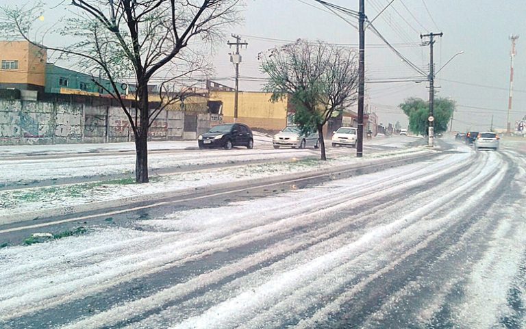 Chuva de granizo deixa ruas brancas em São Paulo