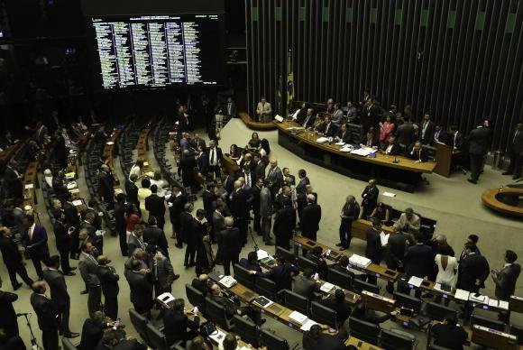 Com 172 votos a favor de parecer, Câmara rejeita denúncia contra Temer