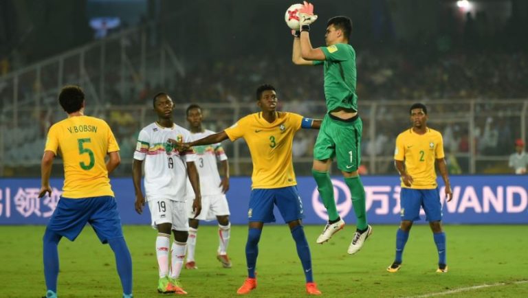 Brasil vence com “frango” de goleiro e é 3º em mundial