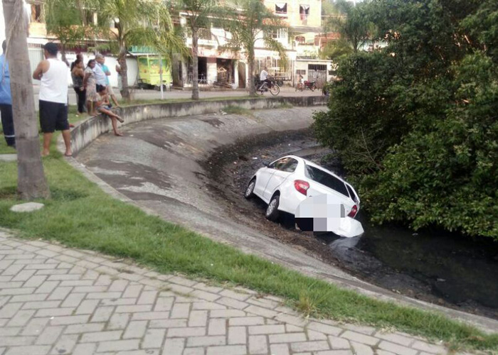 Carro roubado cai em valão e polícia consegue prender um dos suspeitos
