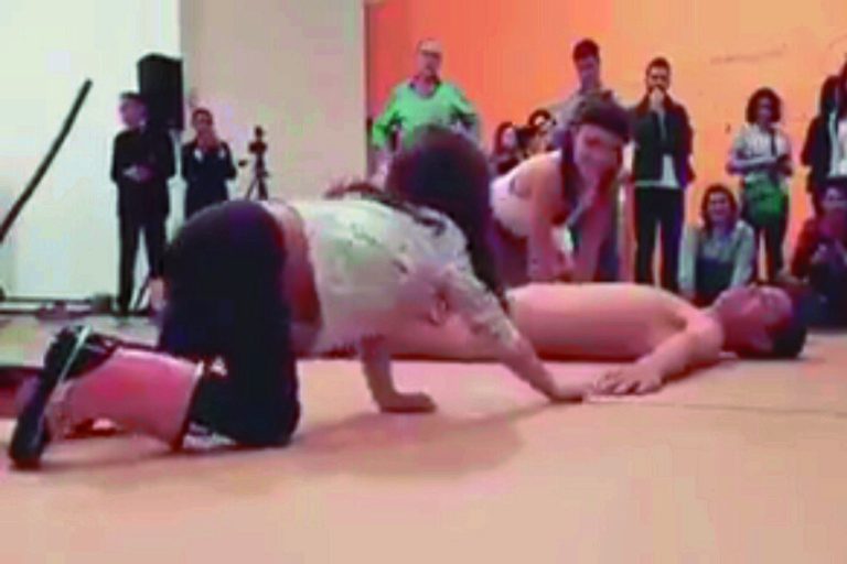 Projeto que proíbe exposição com nudez é barrado