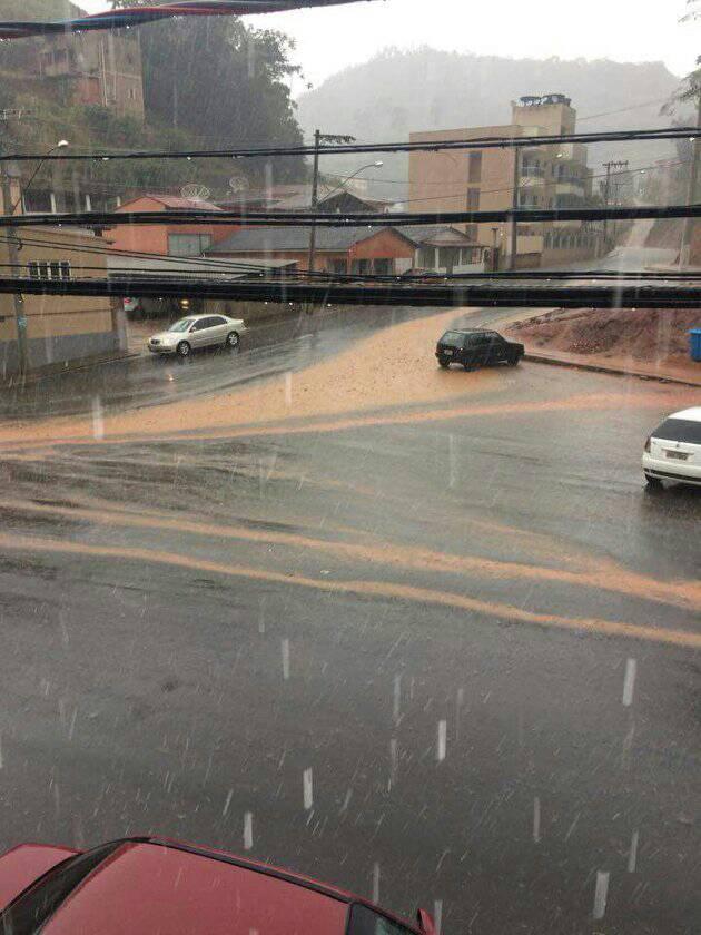 Chuva de granizo surpreende moradores de Santa Teresa. Veja imagens