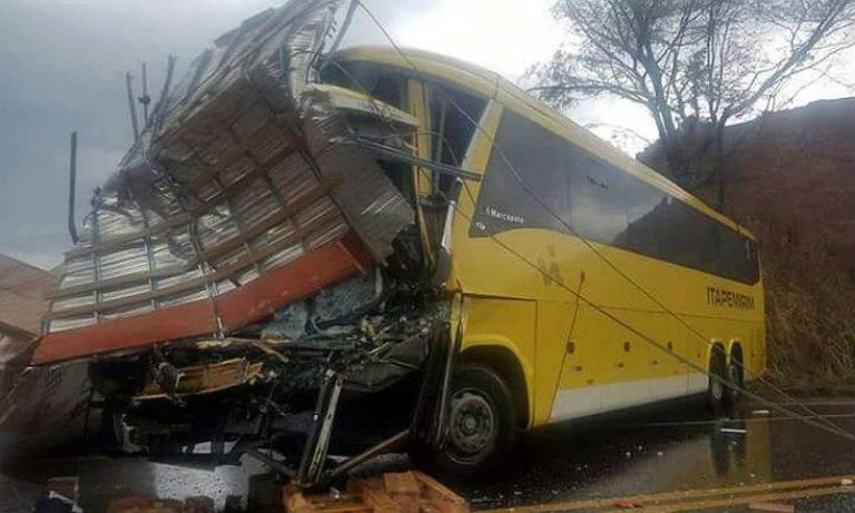 Acidente entre ônibus e carretas deixa um morto e cinco feridos