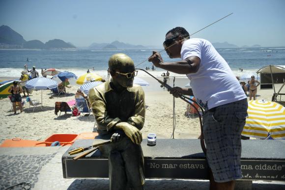 Estátua de Drummond é vandalizada mais uma vez no Rio