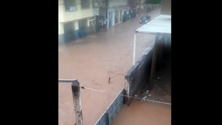 Chuva forte causa desabamentos e alagamentos em Cachoeiro