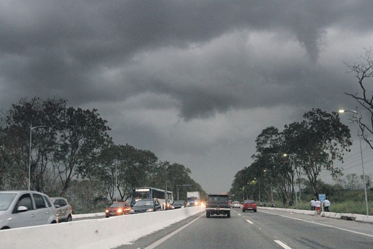 Alerta de frente fria com rajadas de vento no feriado