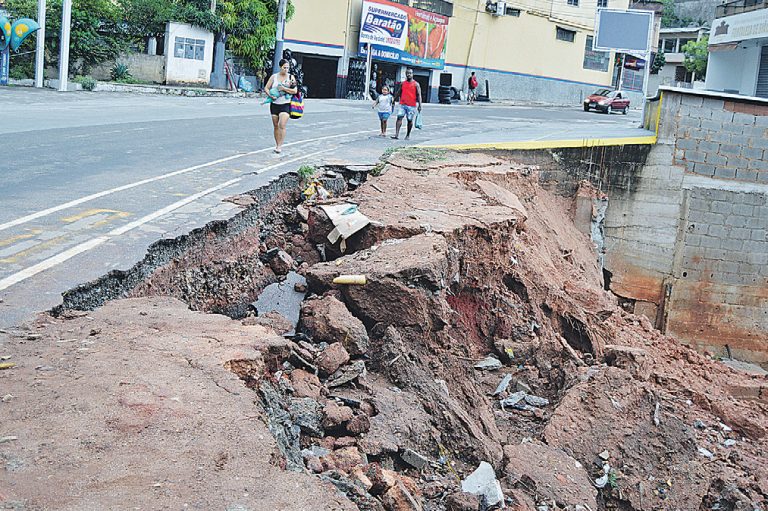 Chuvas no Estado causam desabamento