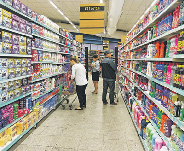 Supermercados abrem no feriado desta quinta