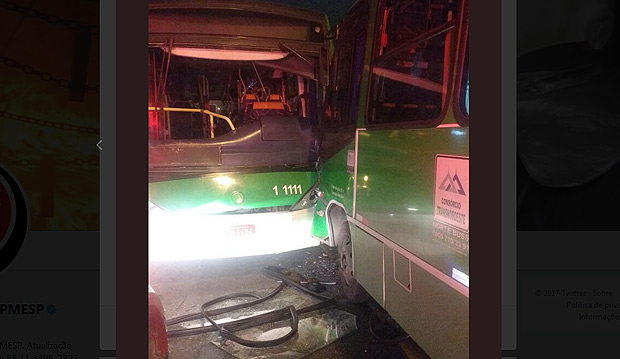 Batida entre ônibus e micro-ônibus deixa oito feridos