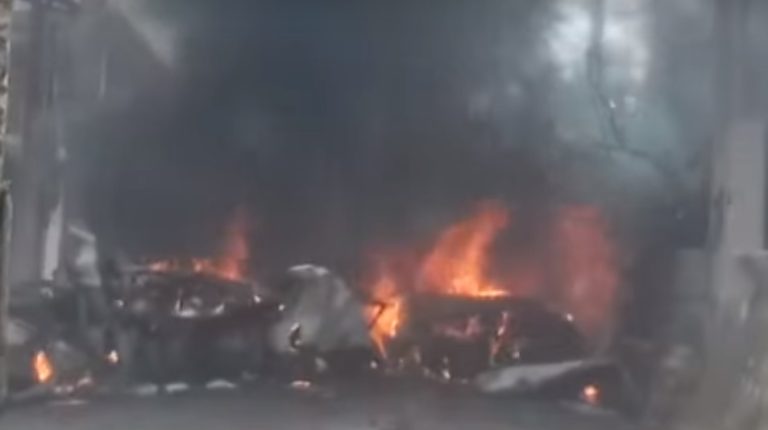Incêndio atinge dois carros e duas casas em Vitória