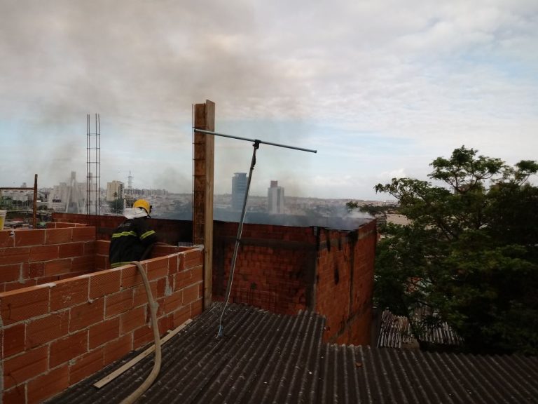 Incêndio atinge casa no bairro Santa Martha, em Vitória