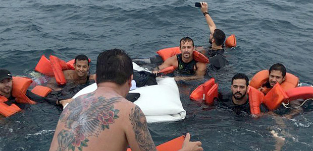 Lancha naufraga e passageiro faz selfie durante o resgate