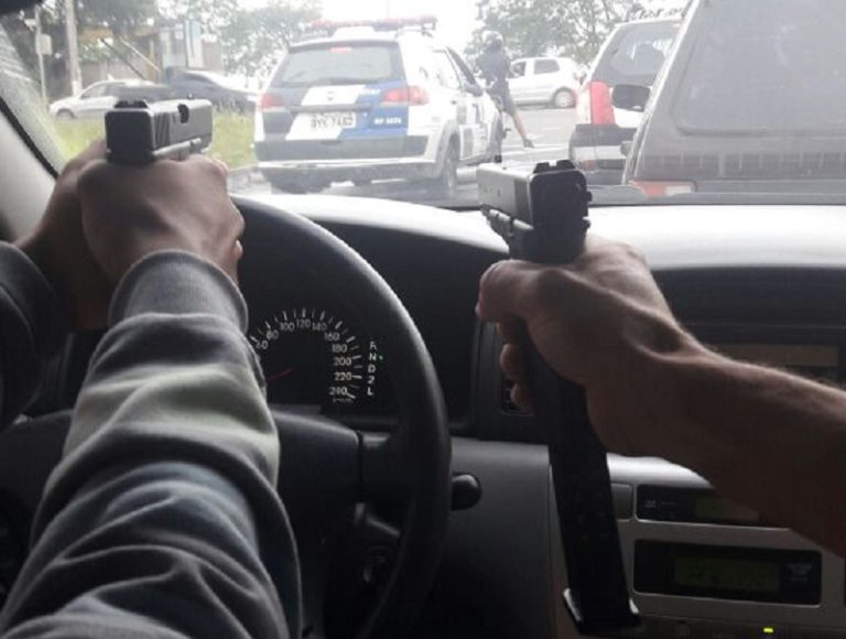 Polícia prende suspeito de tirar foto apontando arma para viatura