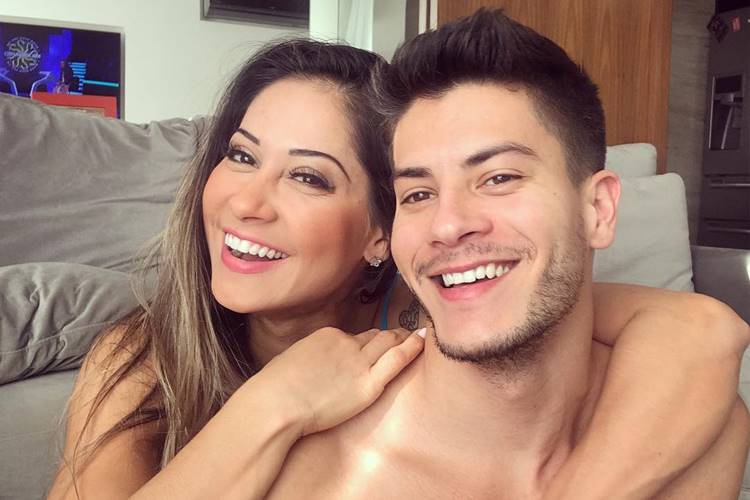 Com 4 meses de namoro, casal marca casamento para depois do Carnaval