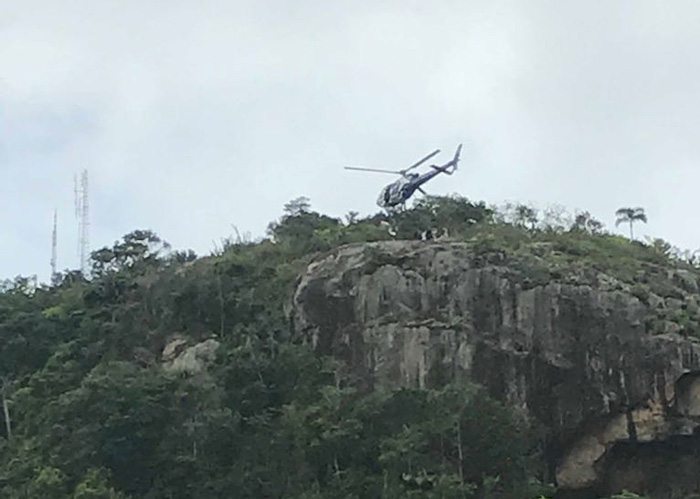 Com apoio de helicóptero, Polícia busca assaltantes no Morro do Moreno