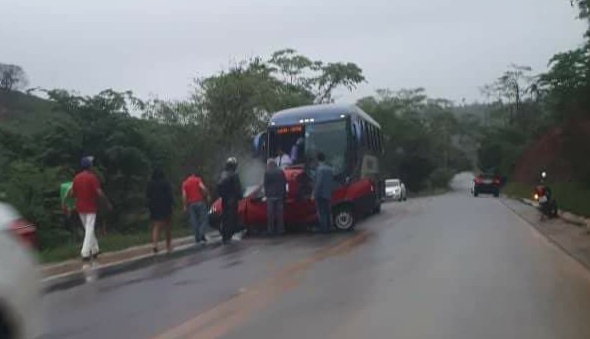 Casal morre em acidente entre picape e ônibus