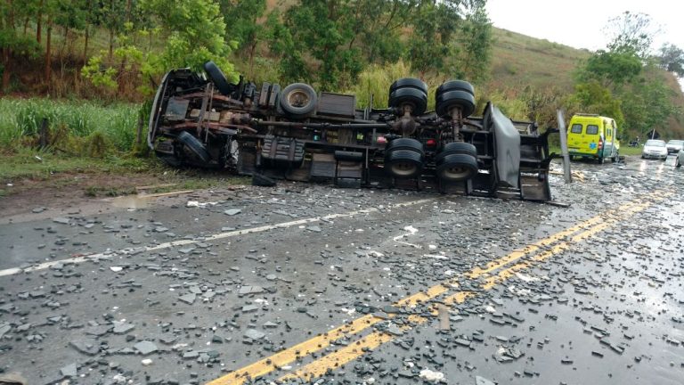 Motorista ferido em acidente na BR-101, em Cachoeiro de Itapemirim
