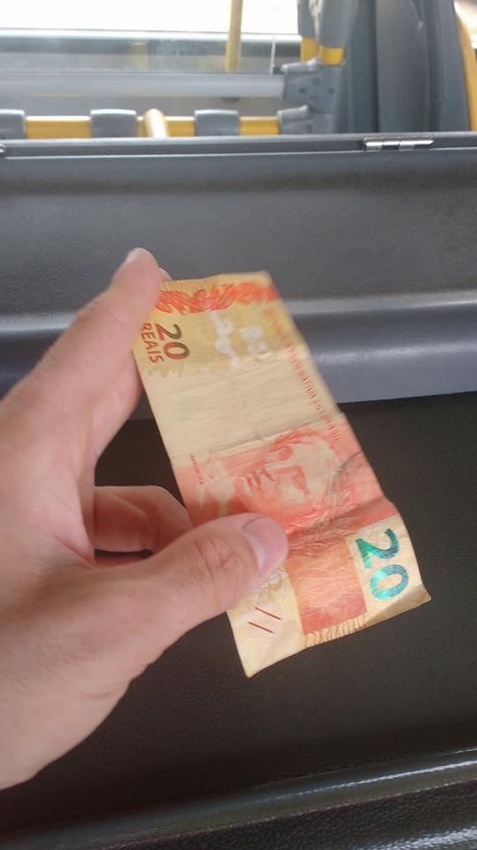 Cobrador procura passageira que esqueceu troco em ônibus e post viraliza na internet