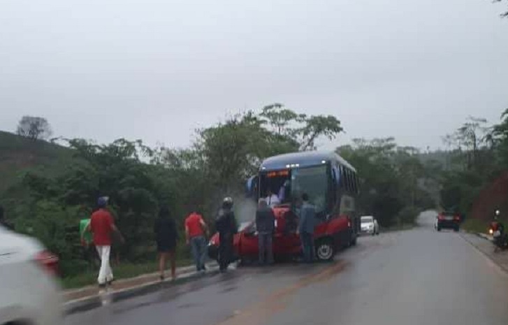 Acidente envolvendo ônibus e picape provoca duas mortes