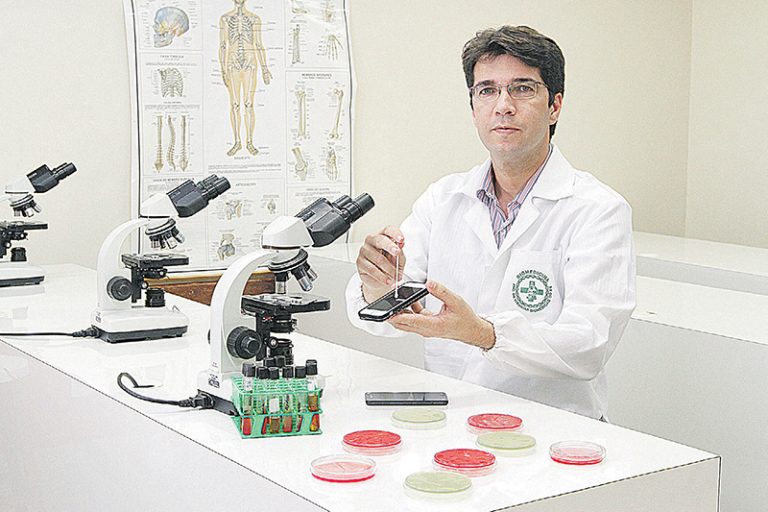 Estudo identifica 23 mil fungos e bactérias em celulares
