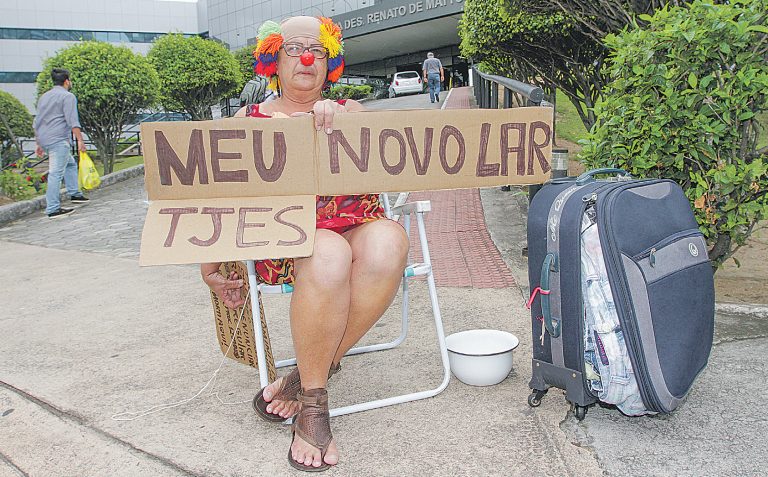 Aposentada expulsa de prédio pela Justiça diz que vai viver na rua