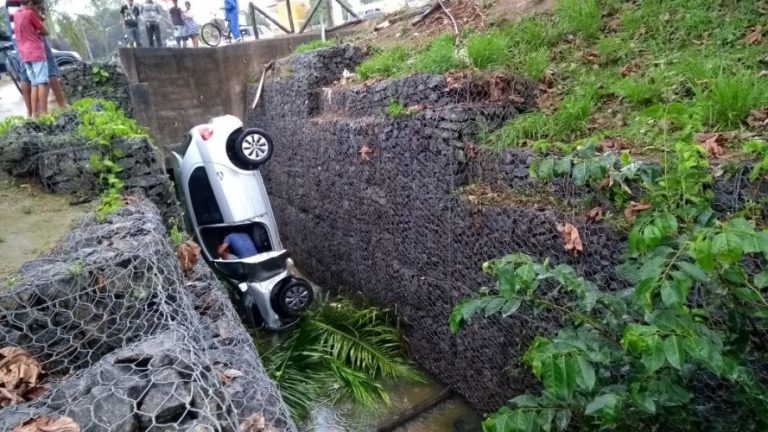 Motorista desvia de ciclista e cai com veículo em valão no Norte do Estado