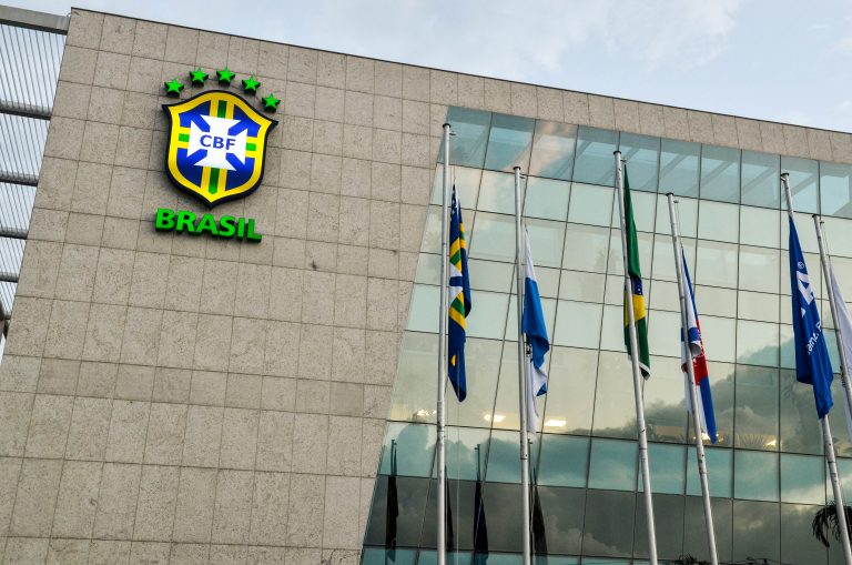 CBF é multada pela 5ª vez por gritos homofóbicos em jogo da seleção