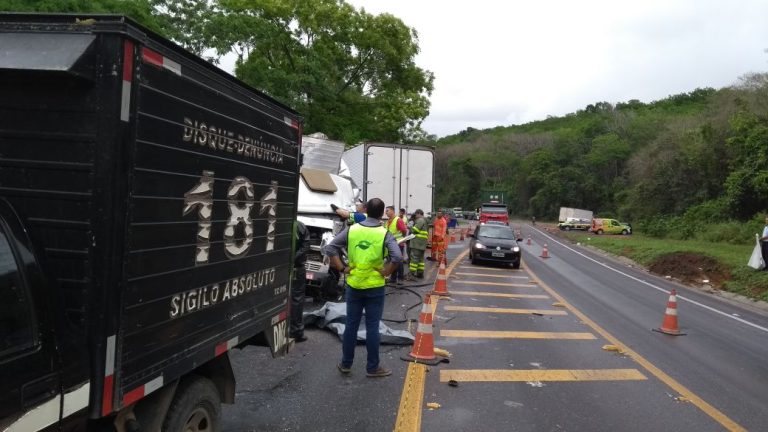 Acidente entre caminhões na BR-101 deixa um morto e três feridos