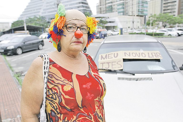 “Eu vou lutar até o fim”, diz aposentada expulsa de condomínio